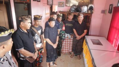 Saat Melayat, Bupati Kembang Sampaikan Rasa Duka Cita Mendalam Atas Meninggalnya Almarhum Kadek Ari Dwi Riyandini