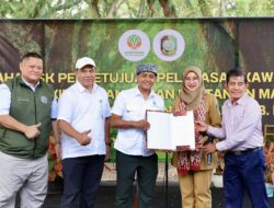 Menhut Serahkan SK Pelepasan Kawasan Hutan untuk Warga Pancer Banyuwangi: 152 Hektare Resmi Milik Rakyat