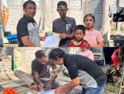 Gercep! Plt. Kadis Dukcapil Jembrana Berikan Bantuan Sembako dan Dokumen Warga yang Terbakar di Desa Pergung