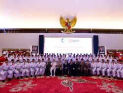 Dikukuhkan Bupati Ipuk, 75 Paskibraka Banyuwangi Siap Bertugas di Upacara HUT ke-80 Kemerdekaan RI