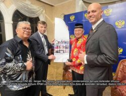 Semakin Mesra, PPWI dan Kedubes Rusia Bertukar Cenderamata