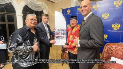 Semakin Mesra, PPWI dan Kedubes Rusia Bertukar Cenderamata