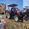 Dukung Swasembada Pangan, Bupati Kembang dan Wabup Ipat Serahkan Empat Unit Traktor Roda Empat di Tukadaya