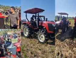 Dukung Swasembada Pangan, Bupati Kembang dan Wabup Ipat Serahkan Empat Unit Traktor Roda Empat di Tukadaya